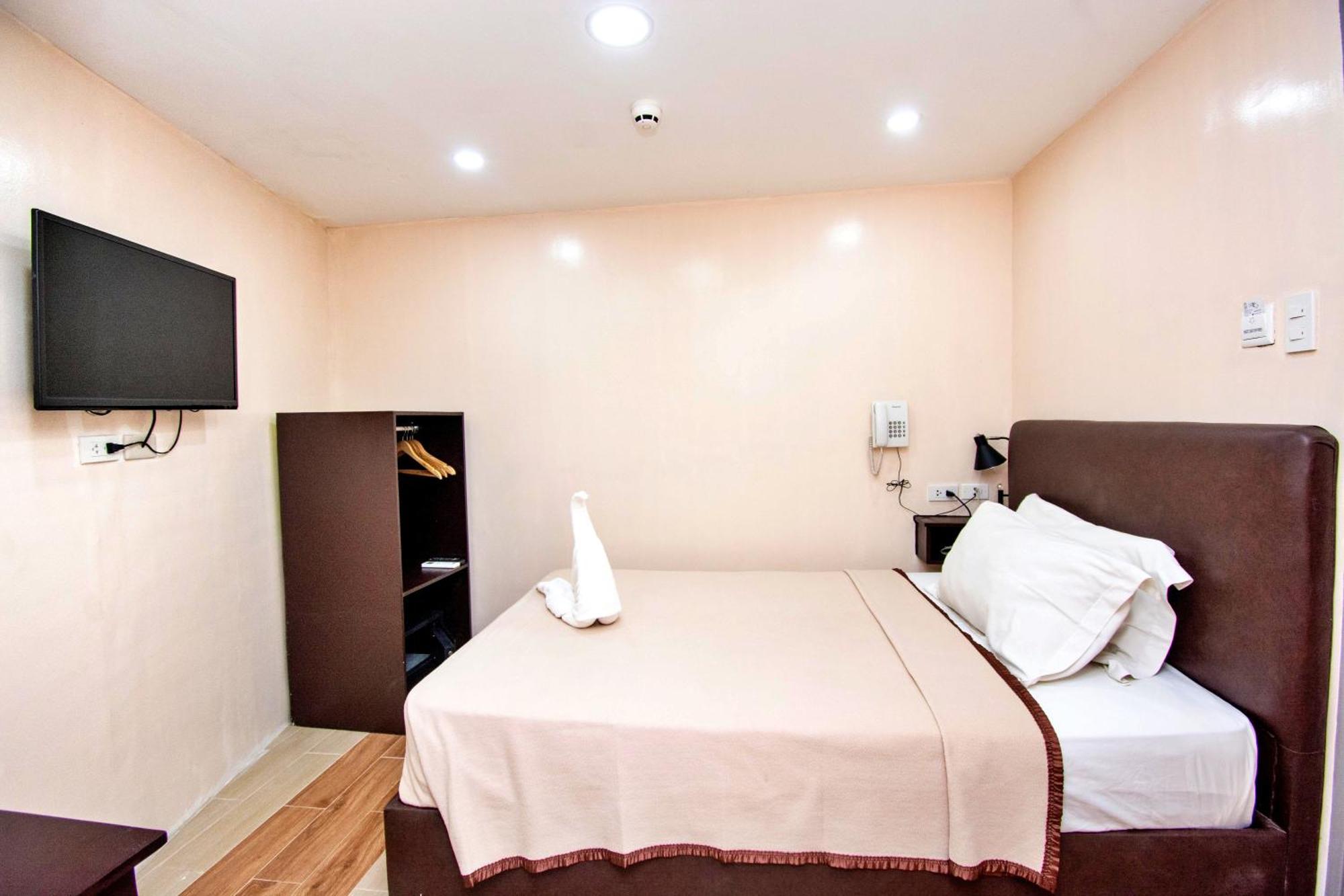 Emerald Island Hotel Balabag  Bagian luar foto